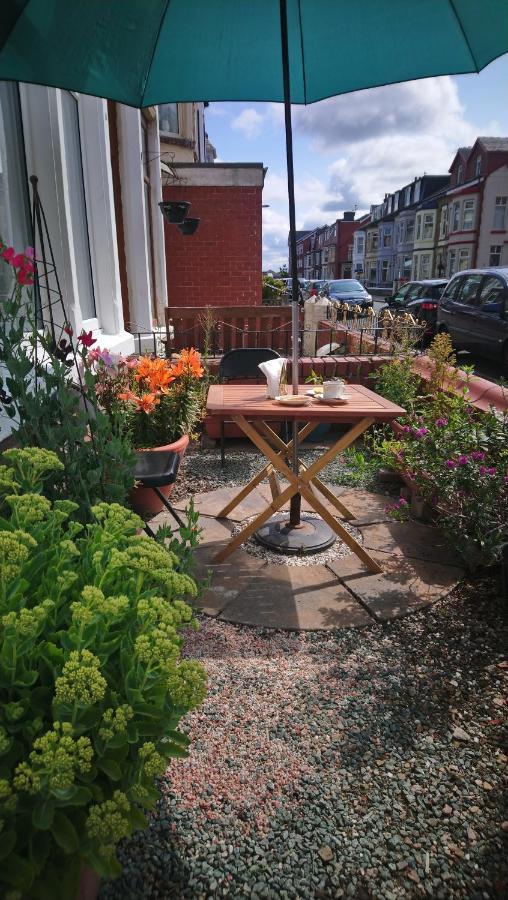Renovated 4-Bed Home - Sleeps 9 - Parking - Spa Blackpool Buitenkant foto