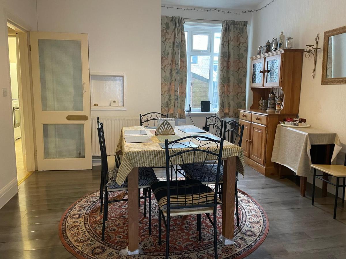 Renovated 4-Bed Home - Sleeps 9 - Parking - Spa Blackpool Buitenkant foto