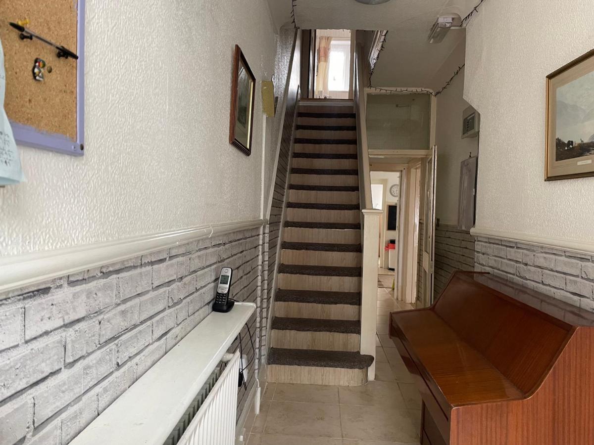 Renovated 4-Bed Home - Sleeps 9 - Parking - Spa Blackpool Buitenkant foto